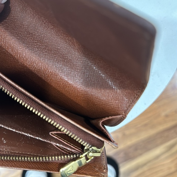 Authentic Louis Vuitton short monogram wallet, with zipper interior.  Unisex - Picture 3 of 9